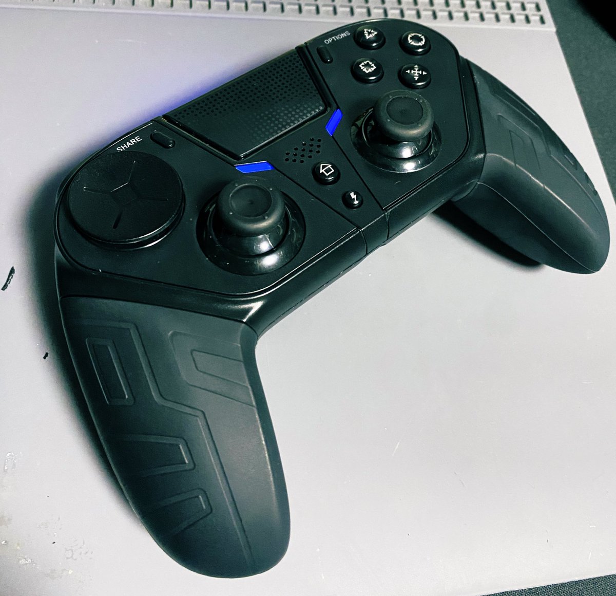 HONEBUTO782's tweet photo. COWBOX Q300のL1ボタンが失踪した件について😑…バラしたまま放置も精神衛生上よろしくないので組み立てて、仮のボタンを応急処置的に作った。厚みをもたせて押し込みやすくして……もうこれでいいじゃ��🤔❓ #COWBOX #Q300 https://t.co/uP29FpTd4u