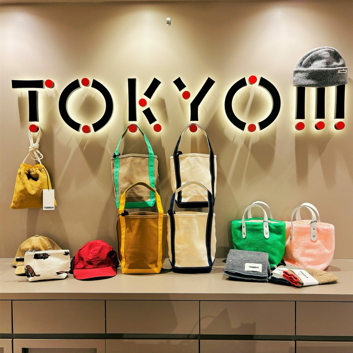 TOKYO3_'s tweet image. 新フェアのご紹介です。「放浪」を意味する「TEMBEA」は、バゲット、本、衣類、新聞を入れるためのバッグブランドです。かわいくオシャレなプリント柄のバッグや気温が下がると必須な防寒アイテムなど、たくさんのアイテムをご用意してお待ちしております！　#トーキョーみっつ #TEMBEA