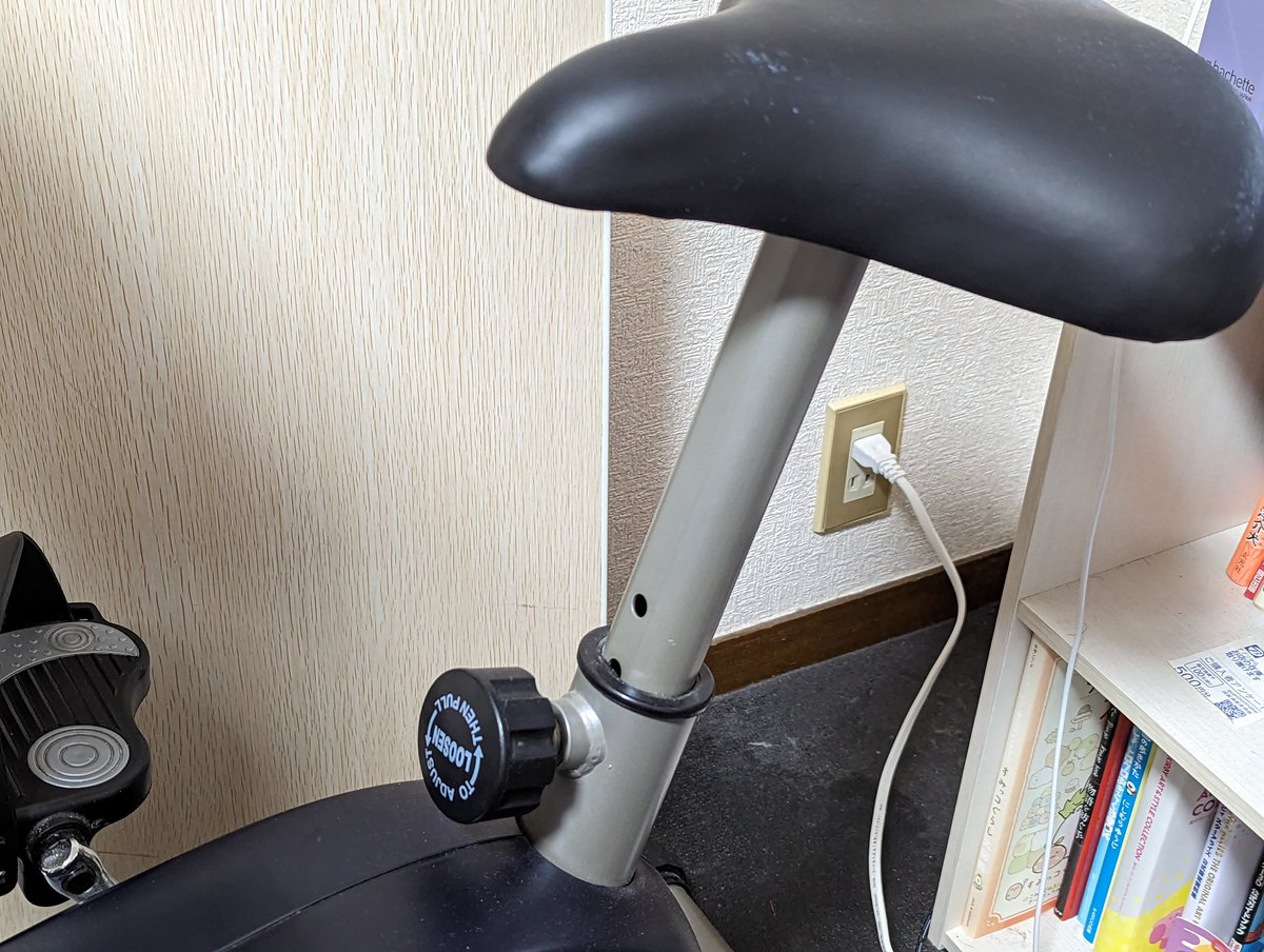 補足情報です。 刺さってたのはMicroUSBケーブルです。 刺さった場所の