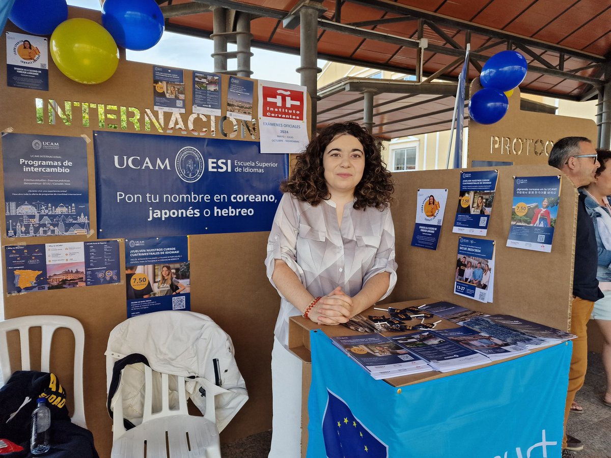 UCAM's tweet photo. 📢 Tutorías personales, estancias internacionales, escuelande idiomas... toda la información de los servicios de la UCAM la tienes en los stands de la Plaza de las Pérgolas 
✅️ #HolaUCAM https://t.co/SN0hBS0T2f