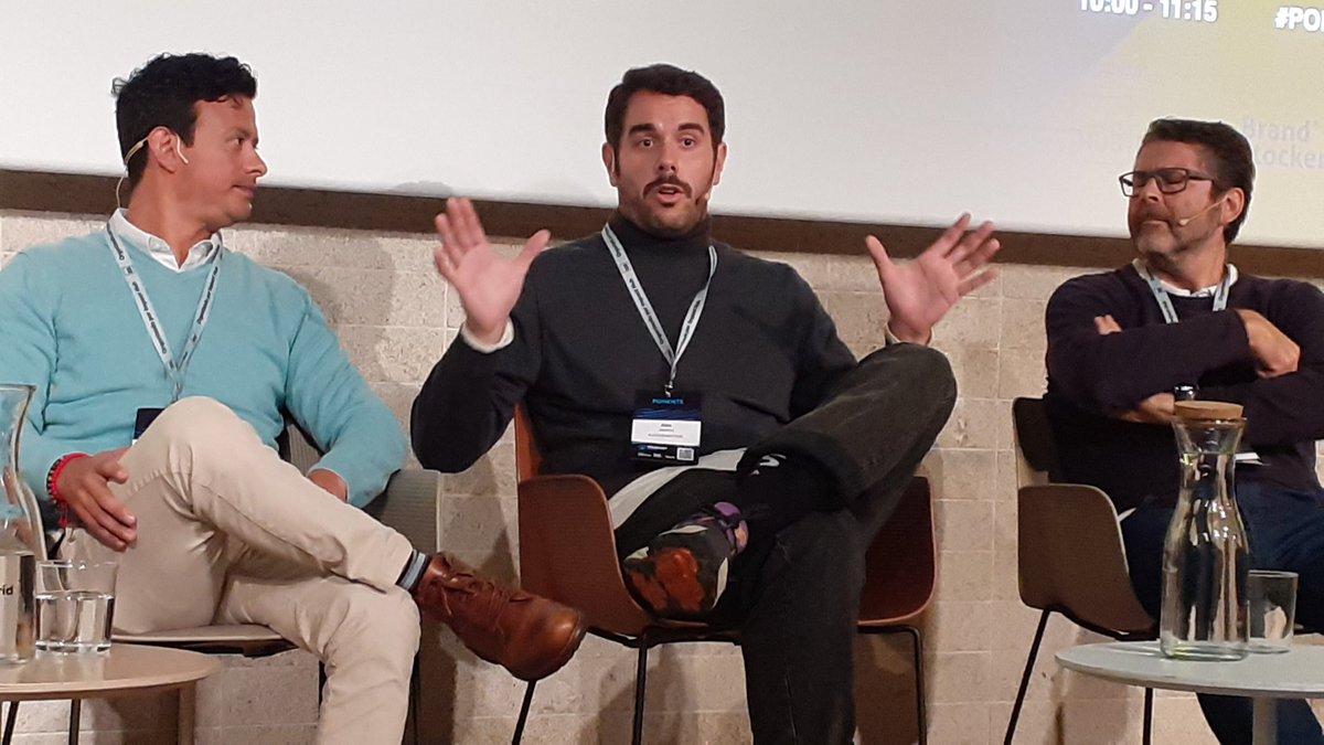 Primera mesa redonda de <a href="/PodcastDays_/">Podcast Days</a> ¿Cómo ganar dinero con mi #podcast? "Hay que buscar asesoramiento profesional y definir muy bien la estrategia", dice <a href="/AlexMedinaAudio/">Álex Medina</a> de @Audioemo