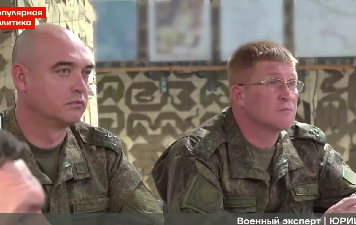 Нихуя не пойму, зачем у них внутри штаба камуфляжная сетка?