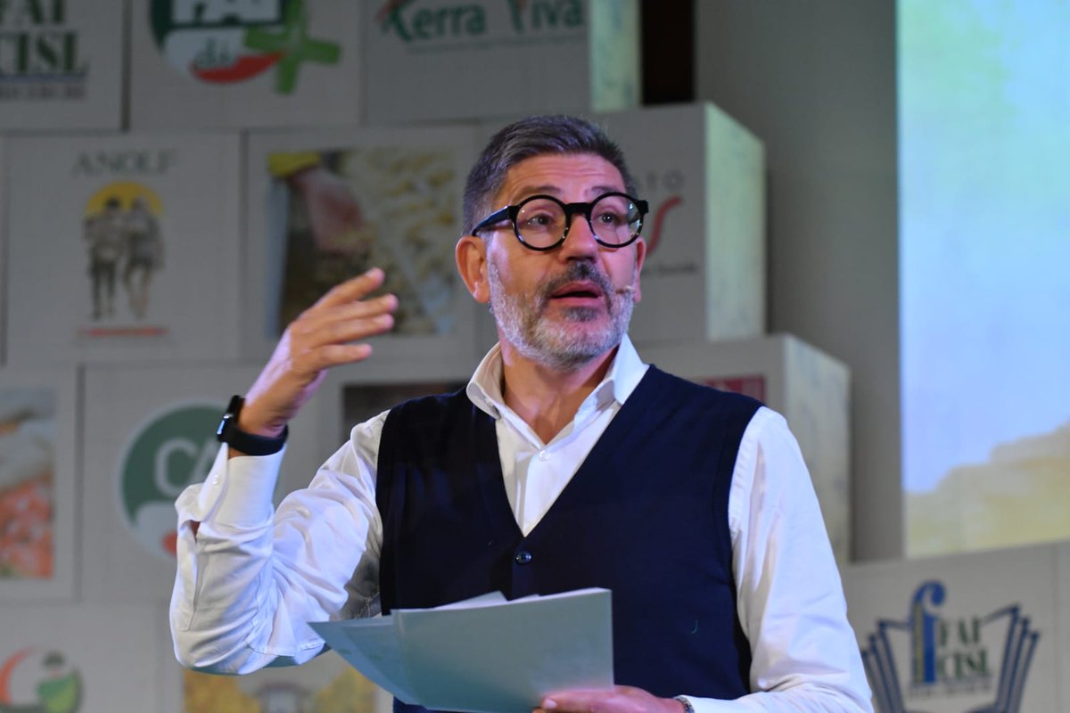 fai_cisl's tweet photo. Assemblea Organizzativa #FaiCisl, @OnofrioRota: Siamo in continua ricerca di risposte e metodologie: prima di tutto ci sono le #persone, e quando le persone si mettono insieme con un progetto, regole, valori, nasce qualcosa sempre ben più grande della semplice somma di ciascuno https://t.co/d5fQHgqL0F
