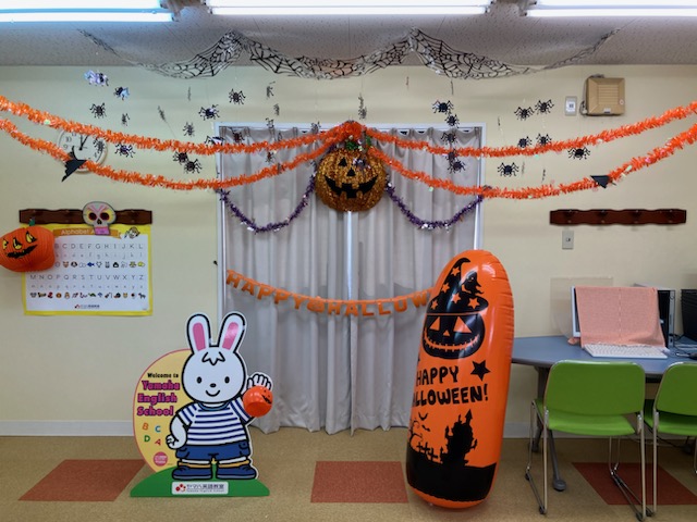 minamisakuraic's tweet photo. もうすぐハロウィン🎃👻
南桜井センター・英語教室では10月27,28日がハロウィンレッスンです🔠
毎年沢山の飾り付けをしていますが、今年も気合い入ってます🔥
在籍生の皆さん、色々な場所に飾ってあるので見つけてくださいね😊
#南桜井センター https://t.co/TQsN0PFbIU