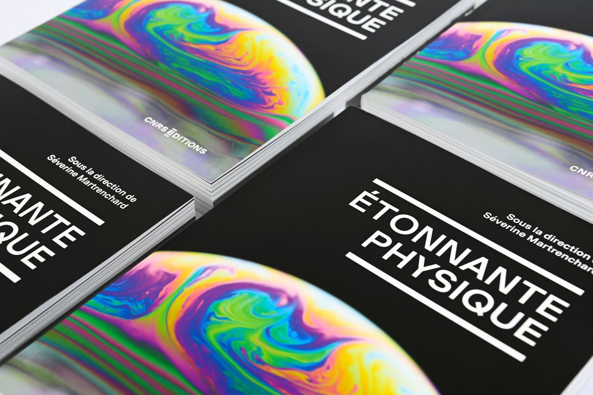 CNRS's tweet photo. #AnnéePhysique 📚 Dans l'ouvrage #EtonnantePhysique, découvrez, au travers de 70 textes, comment la recherche en physique s’empare de grandes questions fondamentales et propose des solutions aux grands enjeux de notre quotidien.
➡️ https://t.co/BiRJVtzLgp https://t.co/PpEzeqZYIe