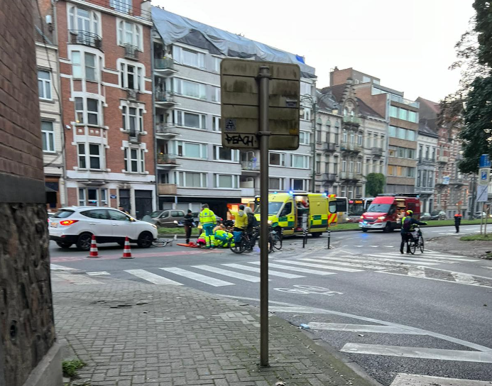 Simon (@ssteverlinck) on Twitter photo <a href="/elkevdbrandt/">Elke Van den Brandt</a> De fiets plakt nog onder de auto. Auto die richting Simon rijdt MOET voorrang geven op fietser die afslaat. 4 jaar geleden nog maar een dode. Nu alweer een slachtoffer. Hoeveel moeten er nog vallen vooraleer het kruispunt fatsoenlijk aangepakt wordt?? <a href="/BRUZZbe/">BRUZZ</a> <a href="/HLN_BE/">HLN.BE</a> <a href="/BX1_Actu/">BX1 - Actu</a> <a href="/elkevdbrandt/">Elke Van den Brandt</a> De fiets plakt nog onder de auto. Auto die richting Simon rijdt MOET voorrang geven op fietser die afslaat. 4 jaar geleden nog maar een dode. Nu alweer een slachtoffer. Hoeveel moeten er nog vallen vooraleer het kruispunt fatsoenlijk aangepakt wordt?? <a href="/BRUZZbe/">BRUZZ</a> <a href="/HLN_BE/">HLN.BE</a> <a href="/BX1_Actu/">BX1 - Actu</a>