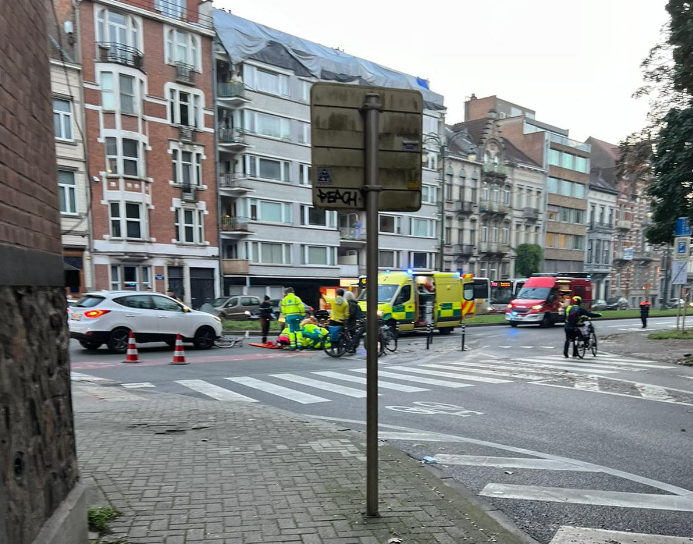 @elkevdbrandt De fiets plakt nog onder de auto. Auto die richting Simon rijdt MOET voorrang geven op fietser die afslaat. 4 jaar geleden nog maar een dode. Nu alweer een slachtoffer. Hoeveel moeten er nog vallen vooraleer het kruispunt fatsoenlijk aangepakt wordt?? @BRUZZbe @HLN_BE @BX1_Actu