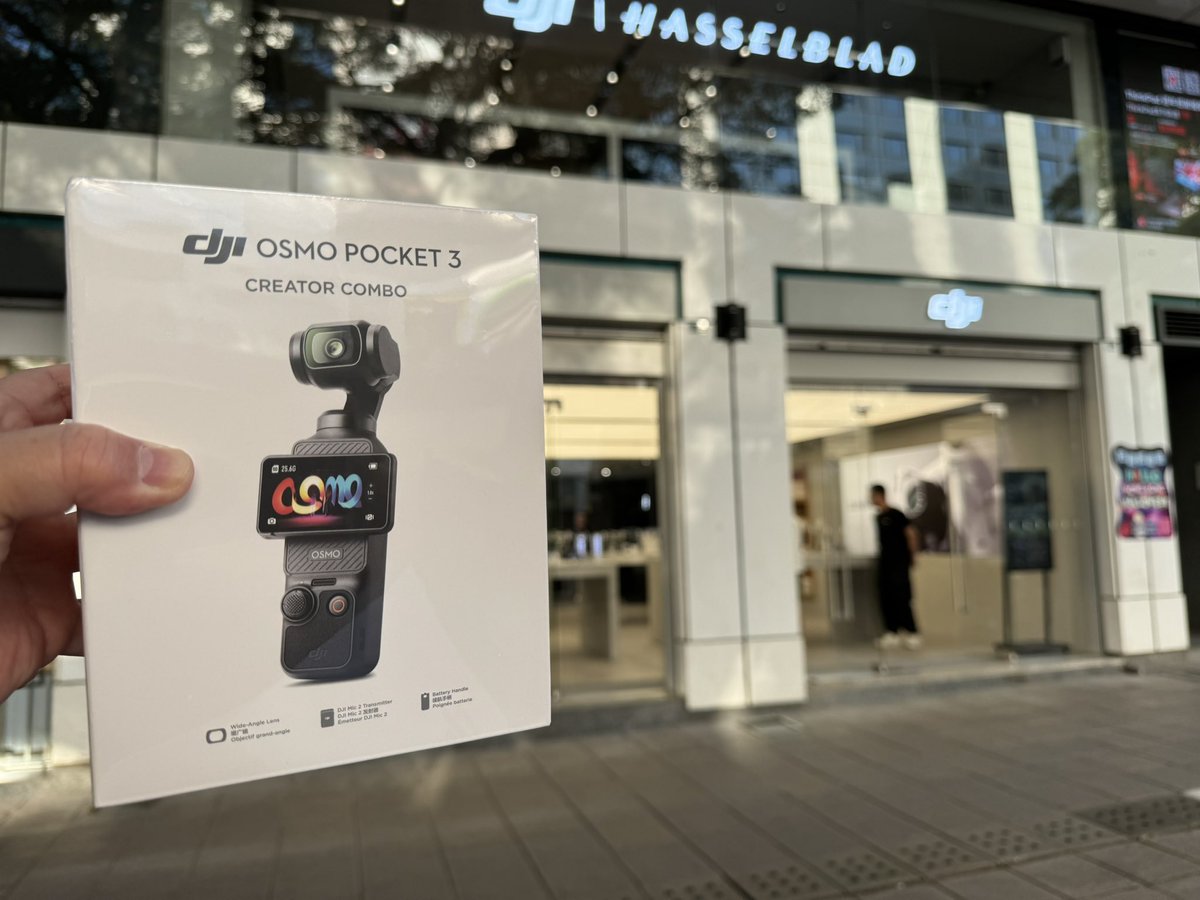 mongkok93's tweet image. 香港に戻ってその足でチムサーチョイのDJIで確保してもらってたブツをゲット
さて家帰って開封しよ
#DJIPocket3