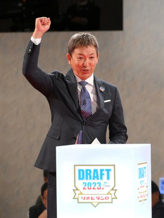 中日　立浪監督にハプニング　外れ1位で亜大・草加の交渉権獲得→壇上でインタビュー待ちも「お下がり下さい」 news.yahoo.co.jp/articles/f0f1b…

外れ1位の競合では壇上インタビューは実施されない予定となっており、司会者から「お下がりください」と告げられると、恥ずかしそうに球団のテーブルに戻った。