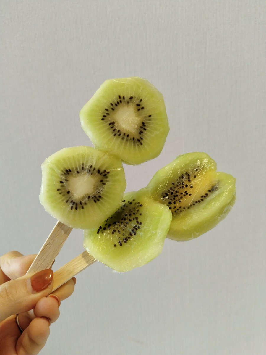 傷みかけキウイが安かったのでそのまんま🥝アイスに。激うまなんだが💞
熟れすぎ甘すぎがちょうどよい🥹🫶