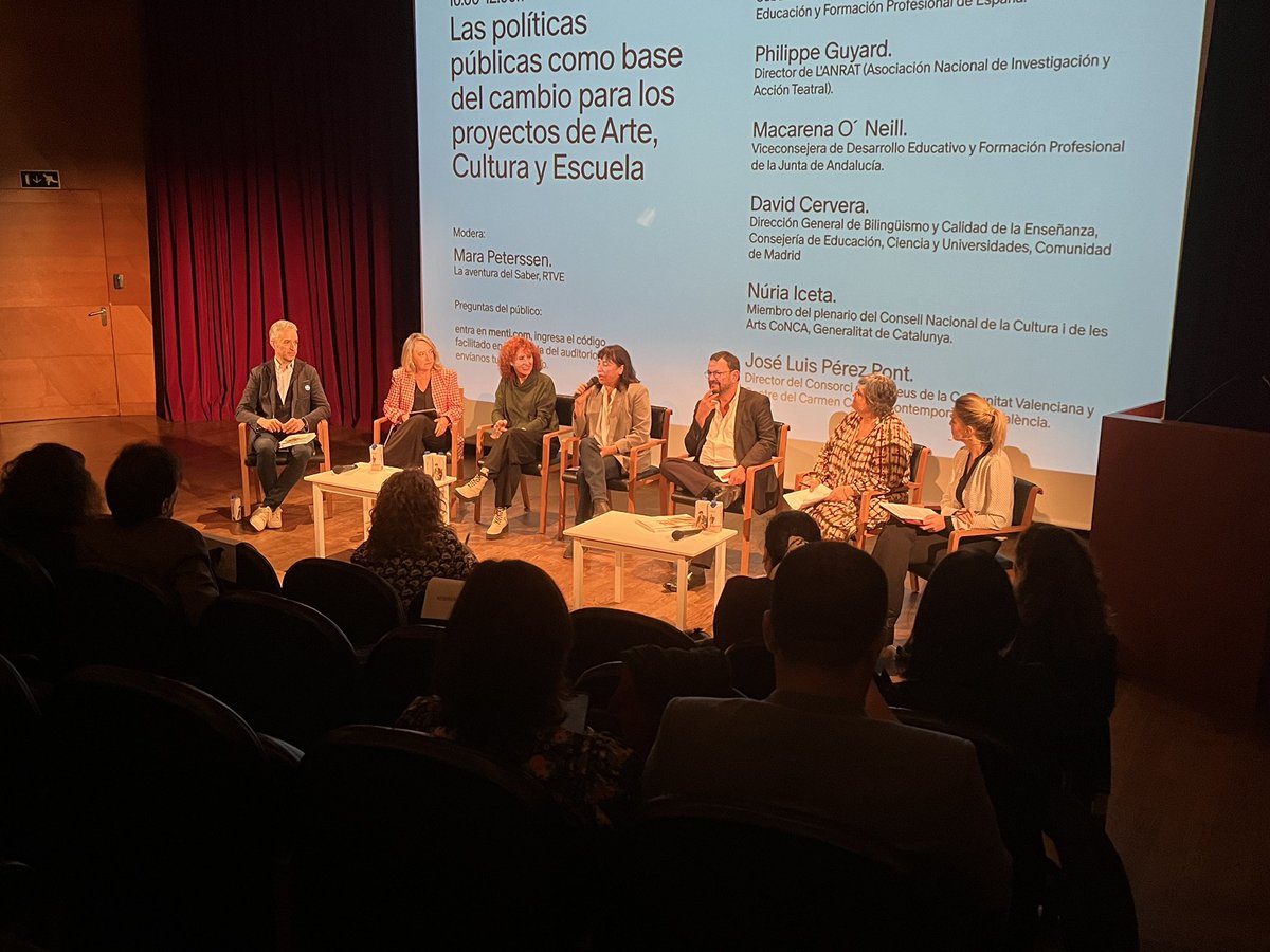 fdnc_es's tweet photo. ¿Cómo fomentar proyectos de arte y escuela desde las políticas públicas ❓

En la primera mesa, diversos representantes institucionales comparten ideas, sugerencias y reflexiones sobre propuestas que promueven las prácticas artísticas en el aula desde una nueva dimensión. https://t.co/XW1zZSeSum