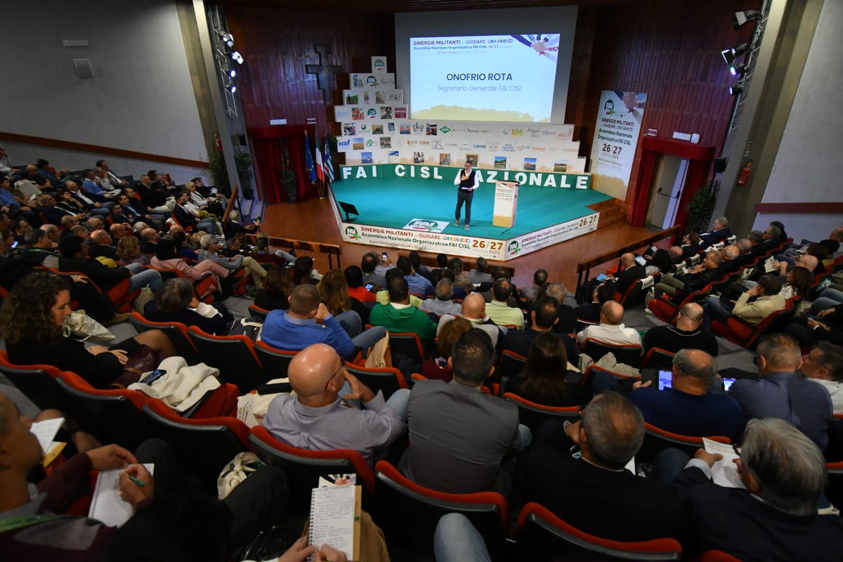 fai_cisl's tweet photo. 𝙎𝙞𝙣𝙚𝙧𝙜𝙞𝙚 𝙢𝙞𝙡𝙞𝙩𝙖𝙣𝙩𝙞 𝙥𝙚𝙧 𝙜𝙪𝙞𝙙𝙖𝙧𝙚 𝙞𝙡 𝙘𝙖𝙢𝙗𝙞𝙖𝙢𝙚𝙣𝙩𝙤 💪 Assemblea Org #FaiCisl, @OnofrioRota: FAIDI+ è il nostro modo di fare sindacato: accanto alle battaglie di categoria, un sistema di relazioni e servizi a sostegno di #lavoratori e #famiglie https://t.co/LkIUhElNXT