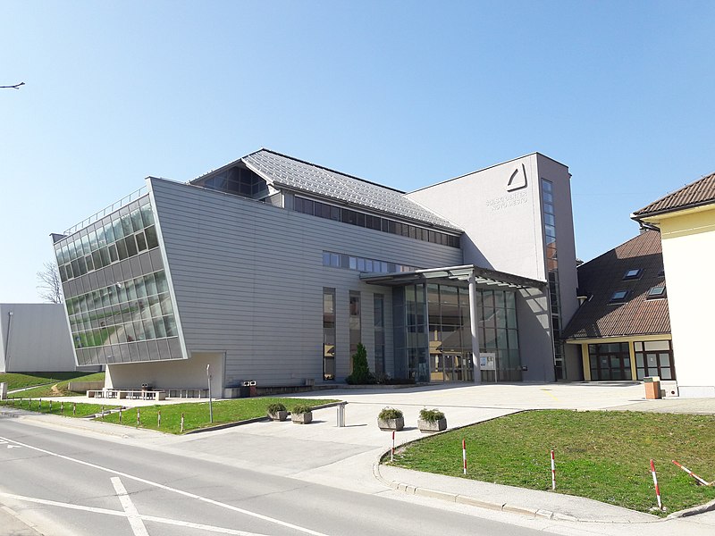 SlovenskiSolar's tweet photo. Skupina Romov napadla in pretepla več dijakov šolskega centra Novo mesto https://t.co/pj2PFOc2Yd via @SlovenskiSolar https://t.co/riA8uOVBRO
