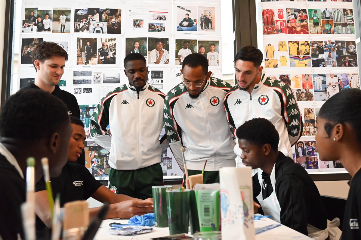 Le LAB Design continue au sein des locaux de @omada_app. Les projets de design maillots avancent et hier, les jeunes licenciés ont reçu trois joueurs de l'équipe professionnelle. Entre échange et partage, ces derniers se sont aussi affrontés lors d'un tournoi FIFA. #RedStarLAB