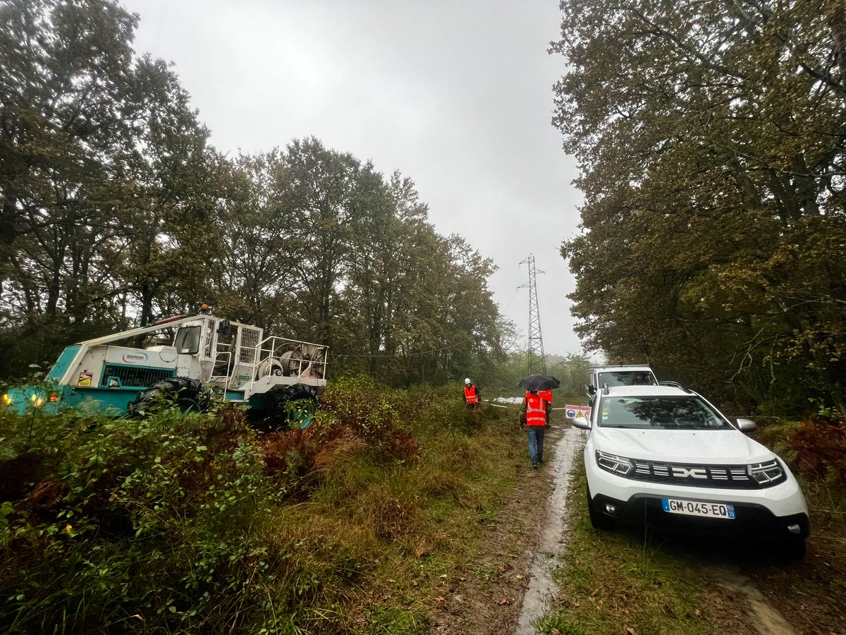 RTE_SudOuest's tweet photo. #EnDirect
Visite du chantier de dépose de la ligne électrique entre #Audon et #MontdeMarsan avec la rédaction locale de @sudouest !
Au total, grâce à des investissements sur le réseau⚡️, c’est plus de 28km de lignes aériennes et 141 pylônes qui sont déposés sur ce chantier 🏗️ https://t.co/CoUKoWjetr
