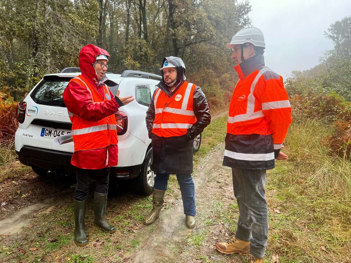 RTE_SudOuest's tweet photo. #EnDirect
Visite du chantier de dépose de la ligne électrique entre #Audon et #MontdeMarsan avec la rédaction locale de @sudouest !
Au total, grâce à des investissements sur le réseau⚡️, c’est plus de 28km de lignes aériennes et 141 pylônes qui sont déposés sur ce chantier 🏗️ https://t.co/CoUKoWjetr