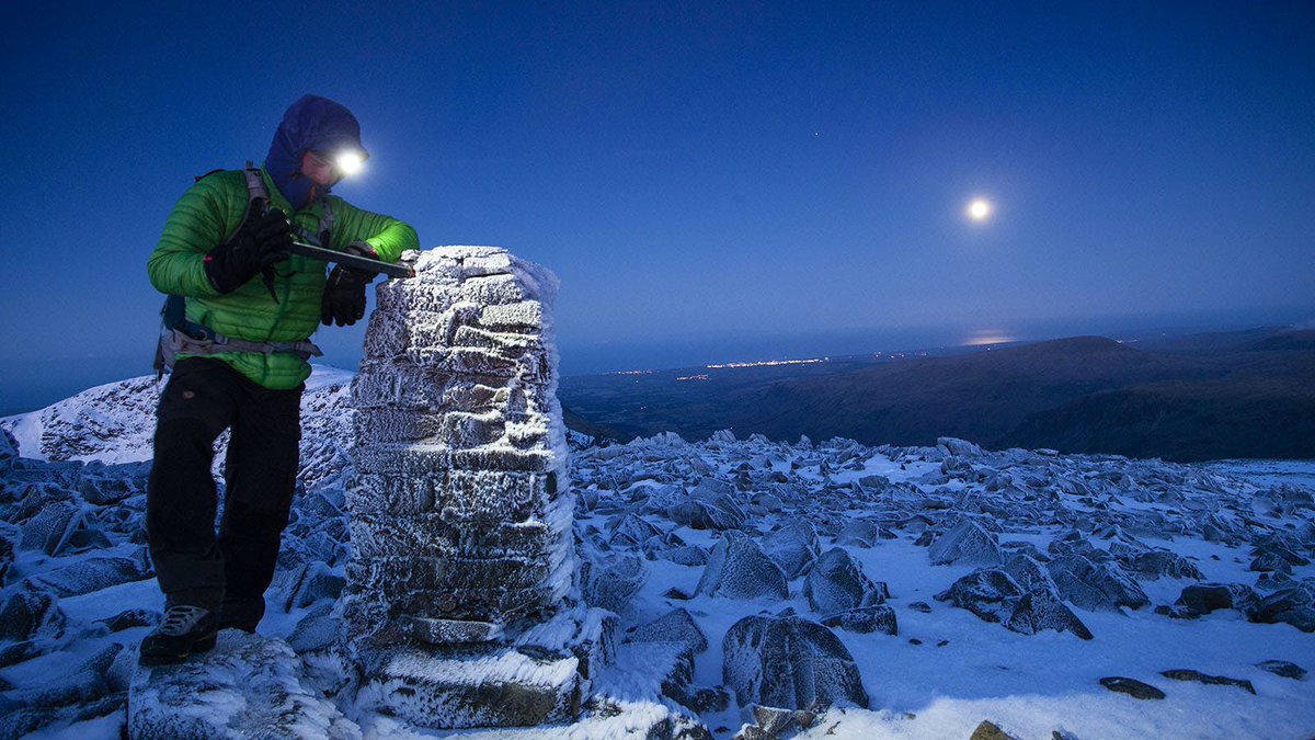 Click below to read out expert tips on how to safely hike at night, from what to wear to navigation skills. PLUS to enter our competition to win a Silva headtorch & Rab insulated jacket #ad livefortheoutdoors.com/hiking/advice/…