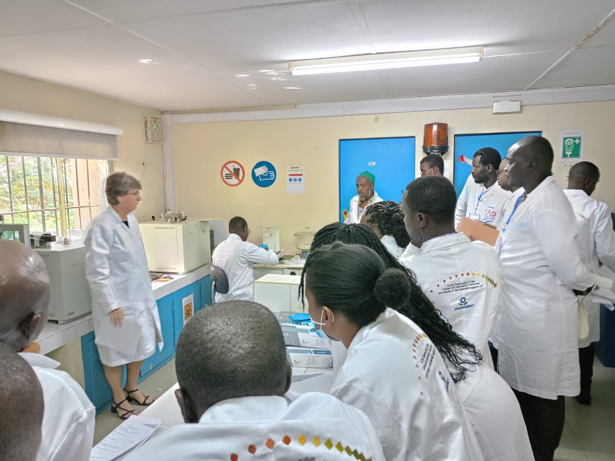 ird_fr's tweet photo. #AFRILAB | 👉 3⃣ jours de formation à l'analyse des #sols en laboratoire, dispensée par l'#IRD et l'@ISRA_Senegal
Au programme : organisation du laboratoire, contrôle des instruments, préparation du matériel, procédures opérationnelles standardisées, etc.
#ODD #GlobalGoals https://t.co/xffM37SqHk