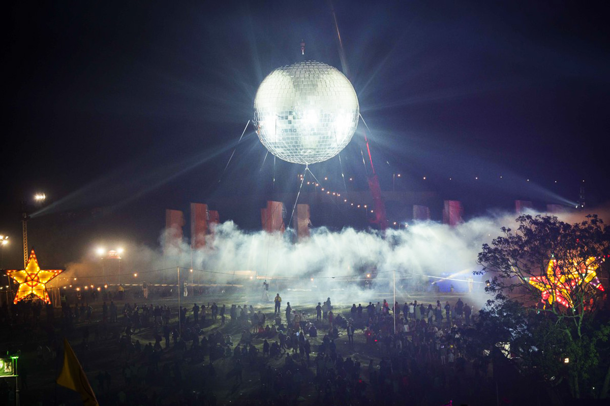 WWR_pt's tweet photo. 🪩 A maior bola de discoteca do mundo tem 10,33 metros de diâmetro.

É composta por 2.500 facetas e pesa 3,5 toneladas. Foi construída para o festival Bestival (Reino Unido) em 2014.

#disco #boladiscoteca #festival #WWR #GWR https://t.co/8hY0pMo7jr