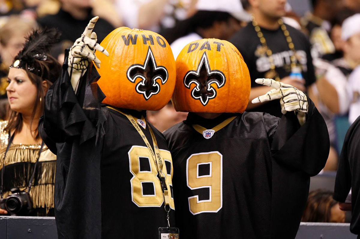 WWR_pt's tweet photo. 🎃👨‍👩‍👦‍👦 A maior celebração de Dia das Bruxas já feita reuniu 17.777 participantes no Superdome em Nova Orleans, Louisiana em 2010.

O evento foi organizado pelo New Orleans Saints e pela NBC Sports. 

#Halloween #NFL #NovaOrleans #Saints  #WWR #GWR https://t.co/MVQVaFt9Yj