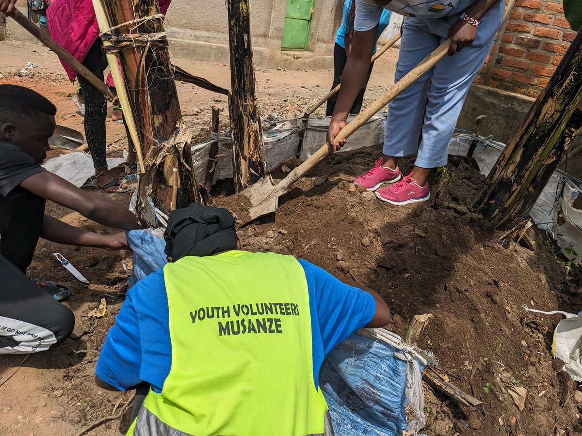 cyuveyouth's tweet photo. Muri gahunda nziza yo kurwanya Imirire mibi. Youth volunteers b'u murenge wa #Cyuve twubakiye akarima kigikoni Umuryango wa #serugendo Cyprien utuye mu karere ka @MusanzeDistrict ,Akagari ka -#Rwebeya Umudugudu wa nyarubande.@RwandaYouthVol1 @D_Nzogera @RobertByiri @YouthMusanze https://t.co/FfU8cGJEQ6