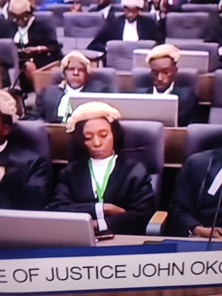 Robert38520908's tweet photo. @Riddwane @channelstv She don dey sleep again 🤣🤣🤣 https://t.co/P4IHxlYW1r