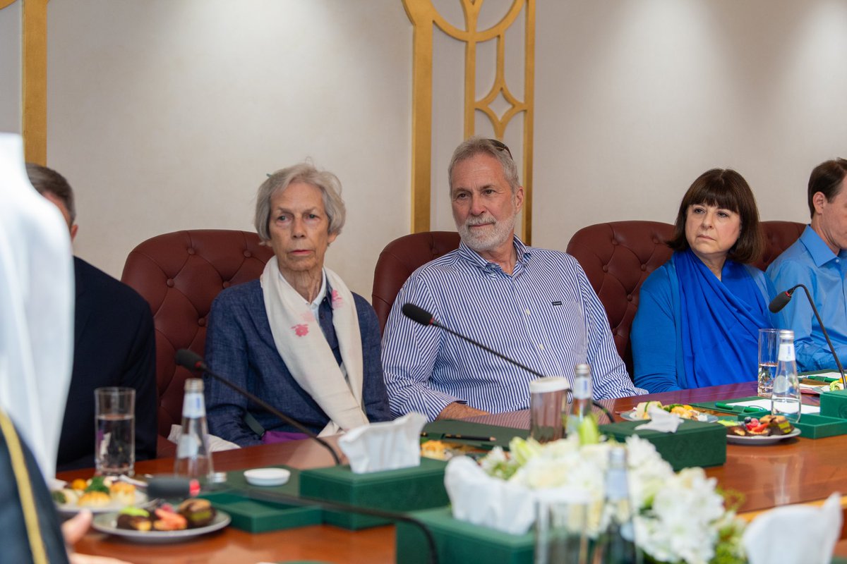 MhmdAlissa's tweet photo. J'ai eu le plaisir de recevoir une délégation de haut rang de la Ligue des anciens diplômés de Harvard. Nous avons discuté de certaines questions contemporaines, notamment la question palestinienne et ses douloureuses répercussions. Nous avons également examiné les bases de la construction de la compréhension et de la coopération entre les nations et les peuples, pour lutter contre les théories et les slogans du choc des civilisations ainsi que leurs risques pour tout le monde.