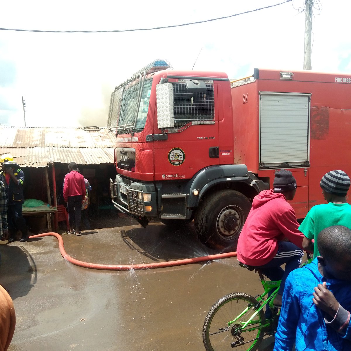 Emergency responders are working tirelessly to contain the fire in Kibera. Gratitude to the brave firefighters and volunteers on the front lines. #KiberaFirefighters #Heroes"#ruraltimesnews, <a href="/047County/">County Government 047</a> , <a href="/SakajaJohnson/">Sakaja Arthur Johnson</a> ,
