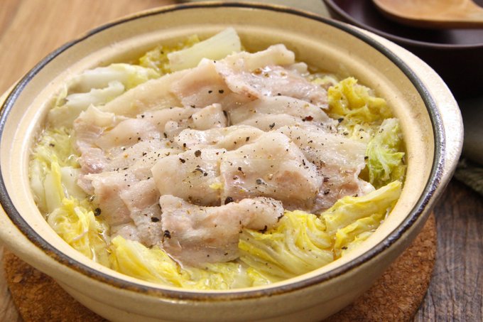 igarashi_yukari's tweet photo. 豚バラ白菜鍋は「白だし、ニンニク、少しの砂糖」のスープで作るとやみつきの味。この調味料だけでここまでの味になるとは、って思う美味しさです。

水600ml、白だし大3、おろしにんにく小1、砂糖小1/2煮立て、ざく切り白菜1/4株、5cm幅豚バラ250g加え中火で7分程煮て塩胡椒で調えごま油、黒胡椒。 https://t.co/FLmpKjlweA