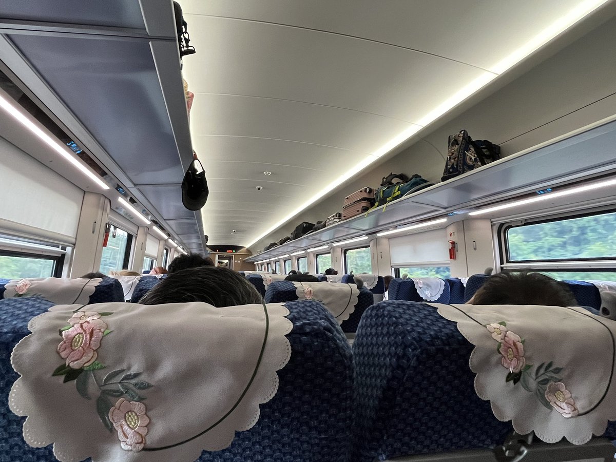 marorodesign's tweet photo. ラオスバンビエンからヴィエンチャンへ中国鉄道で移動。意外と快適。めちゃ綺麗。 https://t.co/3lDfqWdTbO