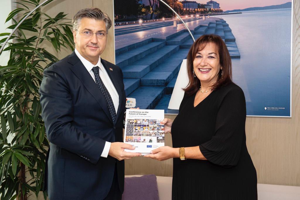 AndrejPlenkovic's tweet photo. Susret s potpredsjednicom @EU_Commission za demokraciju i demografiju @dubravkasuica u #Bruxelles. Raspravili smo o pomoći 🇪🇺 državama članicama u svladavanju demografskih izazova, što je ključno pitanje za budućnost Hrvatske i Europe. https://t.co/DNQATaTu60