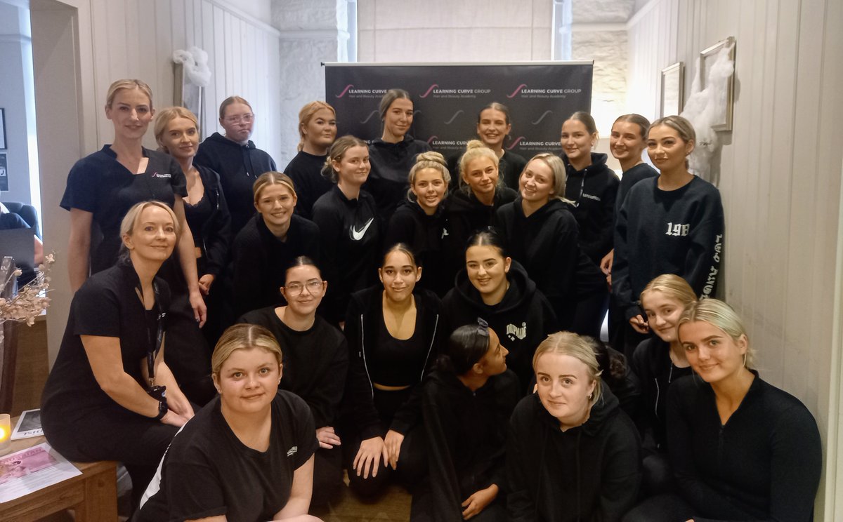 KirkleesYC's tweet photo. We’ve helped students at Huddersfield Hair &amp; Beauty Academy learn about local democracy. Including:

👉What is local democracy, where does it happen and who does it?
👉Councillors – who they are &amp; what they do.
👉Explore ways to make the place where we live, learn &amp; play better. https://t.co/XneNGg2LHJ