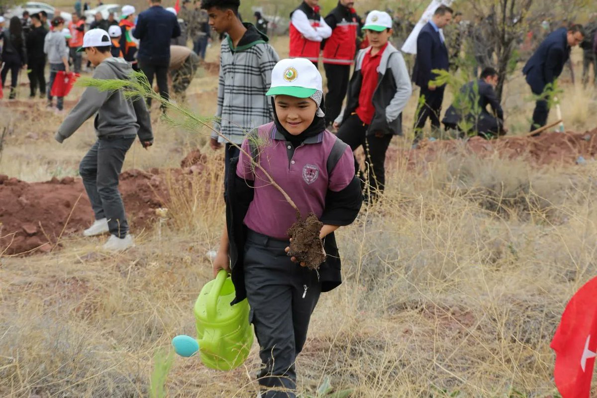 aksarayvaliligi's tweet photo. 🇹🇷100.Yıl Hatıra Ormanı🌲

Valimiz Sn.@malikumbuzoglu, Cumhuriyetimizin 100.Yılı vesilesiyle Orman İşletme Müdürlüğünün tertip ettiği ve
1923 fidanın dikildiği programa iştirak ederek;

“Geleceğe nefes olmak ve her anlamda daha müreffeh bir Cumhuriyet için buradayız.” dedi. https://t.co/FNQTmFgw7o