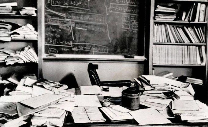 majosevn's tweet image. Si un escriptori desordenat és un signe d'una ment desordenada, aleshores de quina ment és signe un escriptori buit?

-Albert Einstein-

📸1955.Ralph Morse, fotògraf de la revista LIFE, va fotografiar el despatx d'Einstein a Princenton, tal com el va deixar un dia abans de morir.