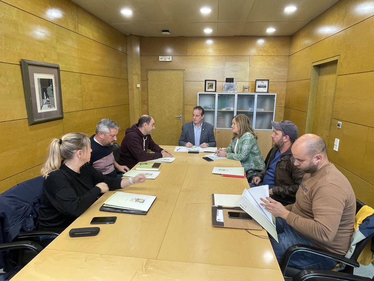MRuralAsturias's tweet photo. 🔹 El consejero de Medio Rural y Política Agraria, @Marcelotineo, y la DG de Agricultura, Agroindustria y Desarrollo Rural, Begoña López, se han reunido esta mañana con el Consejo de la Producción Agraria Ecológica del Principado de Asturias (#Copae).
@GobAsturias https://t.co/0lVp4DVWRt