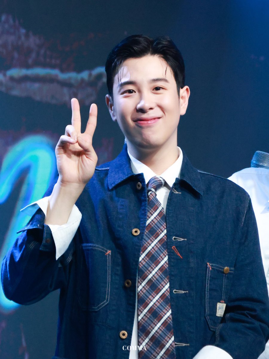 zi_COMMA's tweet photo. 231024 극단소년 팬미팅

✌️😊

#피오 #표지훈 https://t.co/HdgXS21jHa