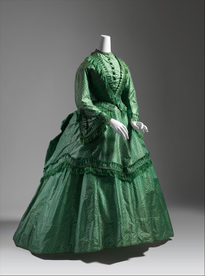 MadameGilflurt's tweet photo. Beware... this #Frockingfabulous bit of #fashionhistory owes it vivid colour to arsenic! C.1870, via the Met. https://t.co/7hBXDl2Q8q