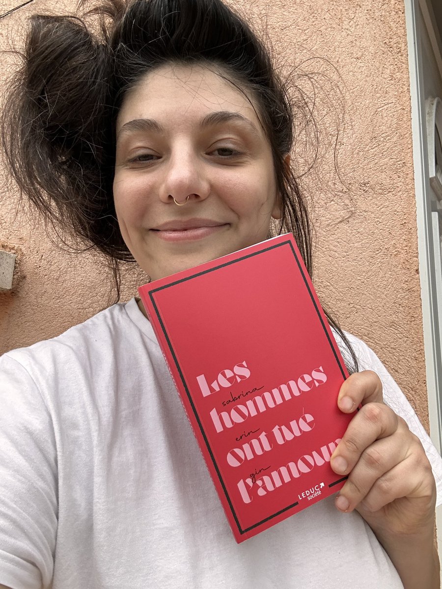 Je passe une tête par ici pour vous menacer de bouder fort si vous achetez pas mon nouveau livre. placedeslibraires.fr/livre/97910285…