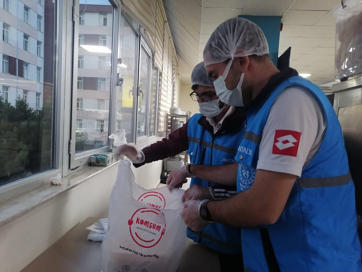 AntalyaKYGM's tweet photo. Muratpaşa ve Şehzade Korkut Yurdumuzun gönüllü  öğrencileri yemeklerini komşularıyla paylaşmaya devam ediyorlar. https://t.co/4xLB4NMMvu