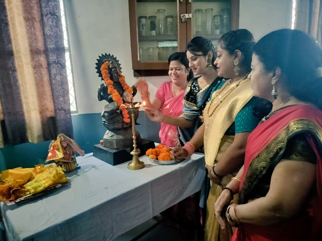 AshaPorwal5's tweet photo. मंगलवार को देवांशी क्रिएशन तथा बेटियां फाउंडेशन द्वारा आयोजित डांडिया कार्यक्रम में अतिथि रूप में रहना हुआ। कार्यक्रम में बच्चों के द्वारा मनमोहक प्रस्तुतियां रहीं ।कार्यक्रम का समापन कार्यक्रम आयोजक दीप्ति सक्सेना जी ने किया। https://t.co/2KLduRVZ50