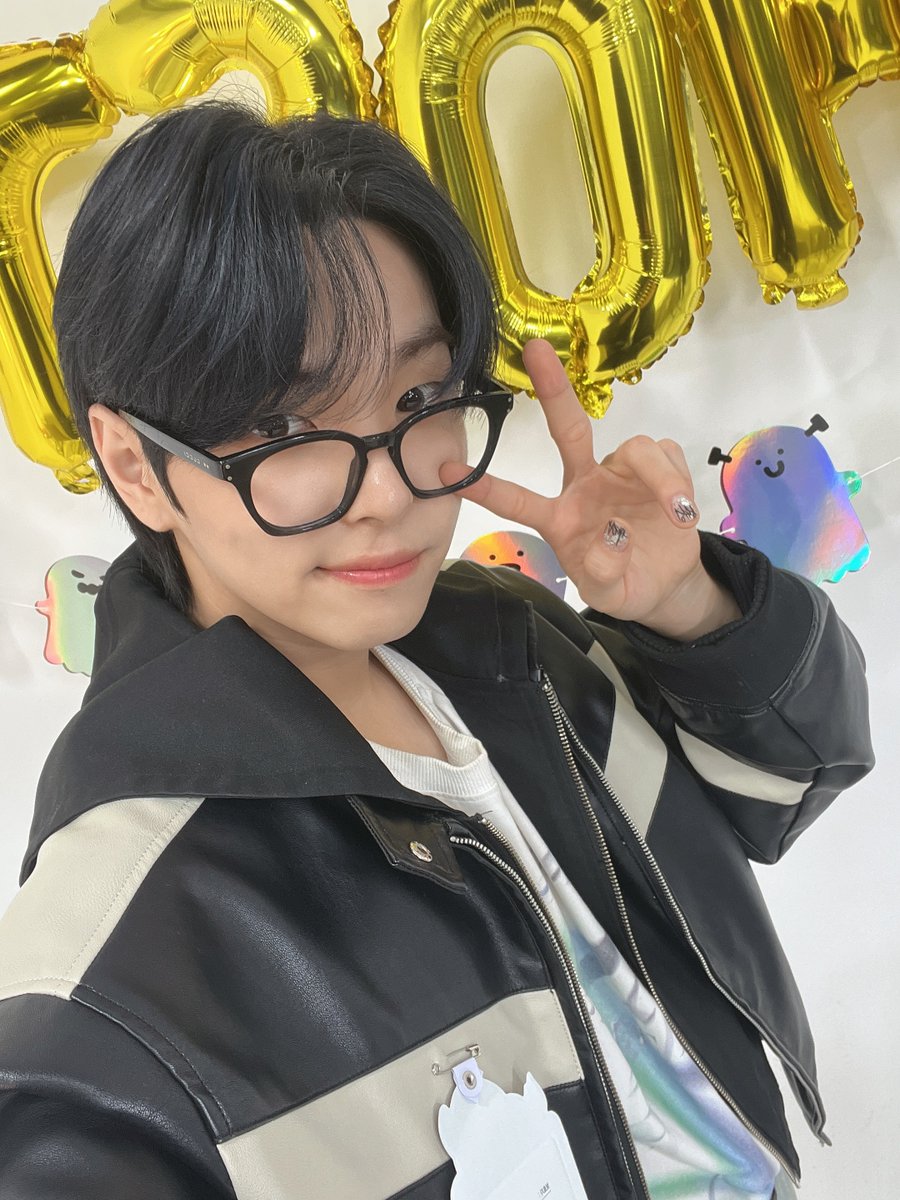GHOST9OFFICIAL's tweet photo. Thank you radio' clock 💓

#LEEKANGSUNG #이강성 https://t.co/nvahtnyQtx