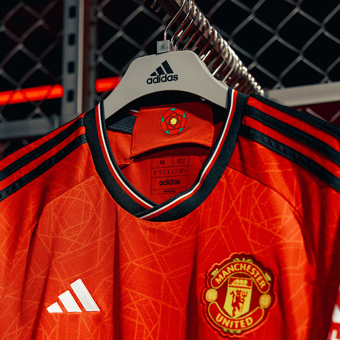 ManUtd's tweet photo. A hidden rose 🌹

#MUFC