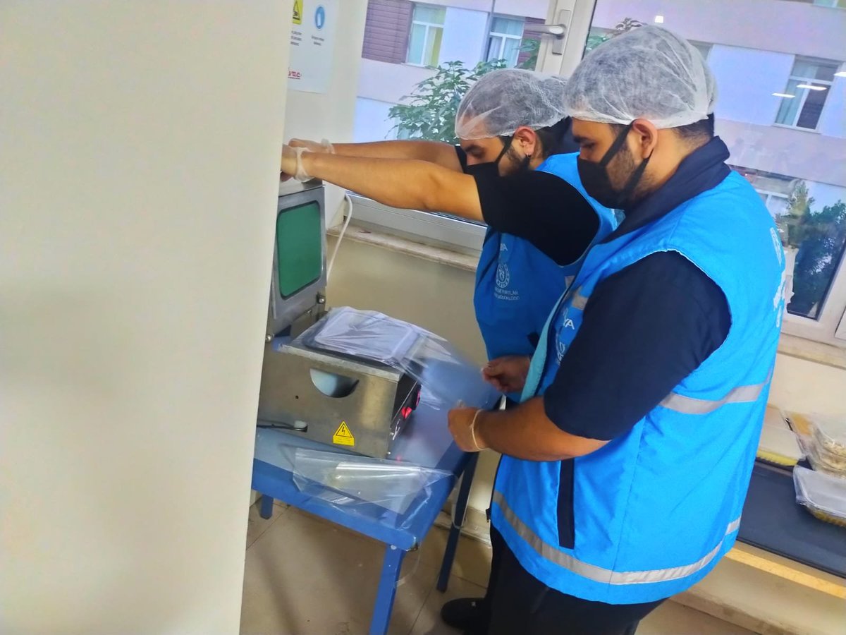 AntalyaKYGM's tweet photo. Muratpaşa ve Şehzade Korkut Yurdumuzun gönüllü  öğrencileri yemeklerini komşularıyla paylaşmaya devam ediyorlar. https://t.co/4xLB4NMMvu
