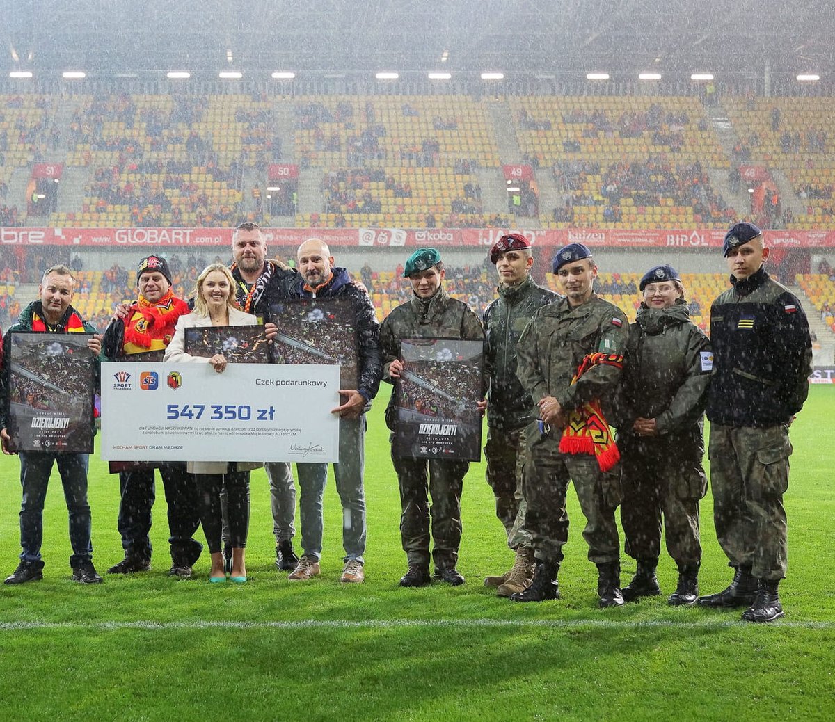 EntainGroup's tweet image. Cheque this out. 😏 

Our awesome campaign from the @STSpolska Foundation has raised over $143,000 so far for fantastic causes.

Here's a really big cheque for the Naszpikowani Foundation to support children and adults struggling with blood cancer. @jagiellonia1920

#ItsYourGame
