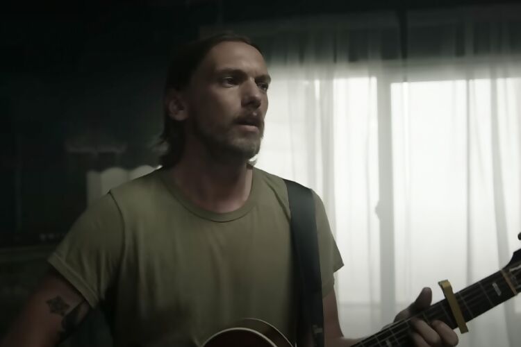 .<a href="/Jamiebower/">Jamie Campbell Bower</a> has released a new single and music video 

Check out the emotive and heartbreaking ‘Heaven In Your Eyes’ rocksound.tv/news/jamie-bow…