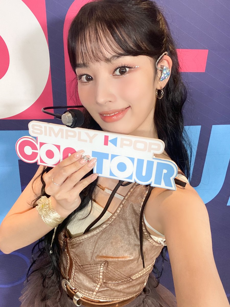 한 번 들으면 계속 듣고 싶어지는 목소리🗣 + 한 번 보면 계속 보고 싶은 용안✨ + 한 번 빠지면 계속 생각나는 매력..🫠 그런데 여기에  중독성 가득한 노래까지 나왔다?  = 지니에게 못 빠져나올 확률 100%

#JINI #지니 #Cmon 
#SimplyCONTOUR #심플리케이팝