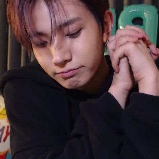 heeseung is just a cutie patootie bread :3