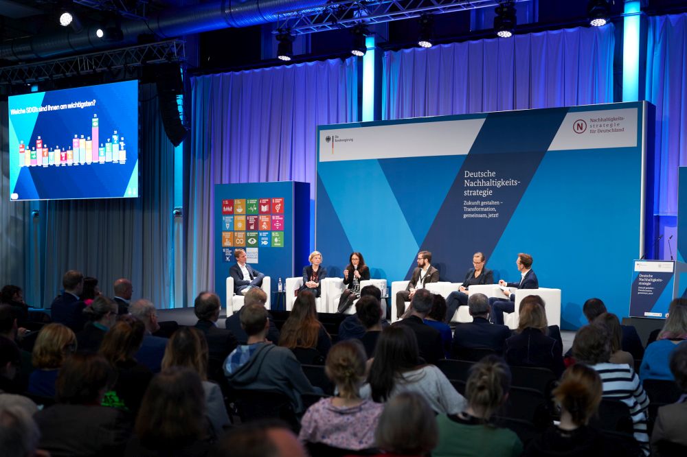 RENN.west tweet media