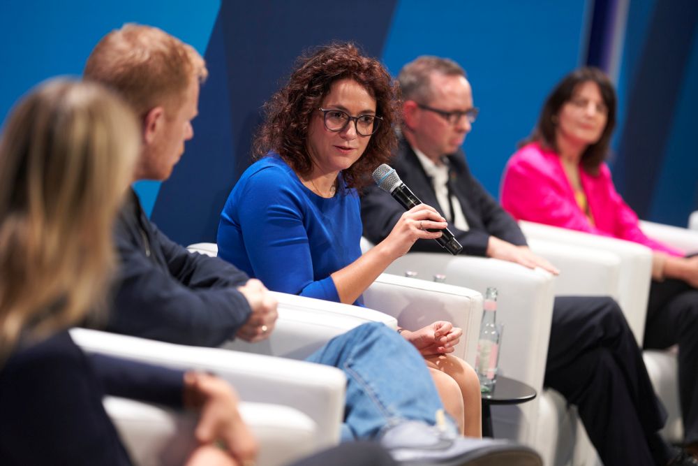 RENN.west tweet media