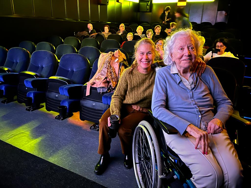 🎬 En la Residencia Madre de la Veracruz de #Salamanca, llevamos a nuestros residentes al cine siguiendo el modelo de Atención Centrado en la Persona (ACP). Para algunos, ¡su primera vez en una sala de cine!  🍿✨ #VidaConPropósito #CineConCorazón